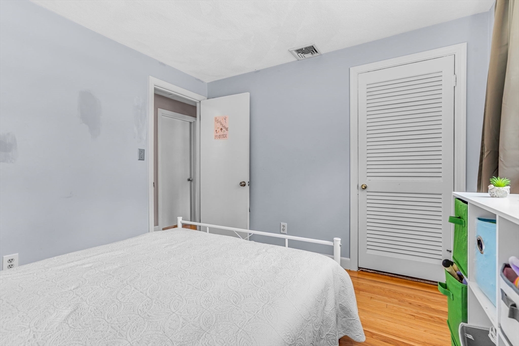 Medfield, Massachusetts 02052, United States, 4 Bedrooms Bedrooms, ,3 BathroomsBathrooms,Residential,Contingent,90706