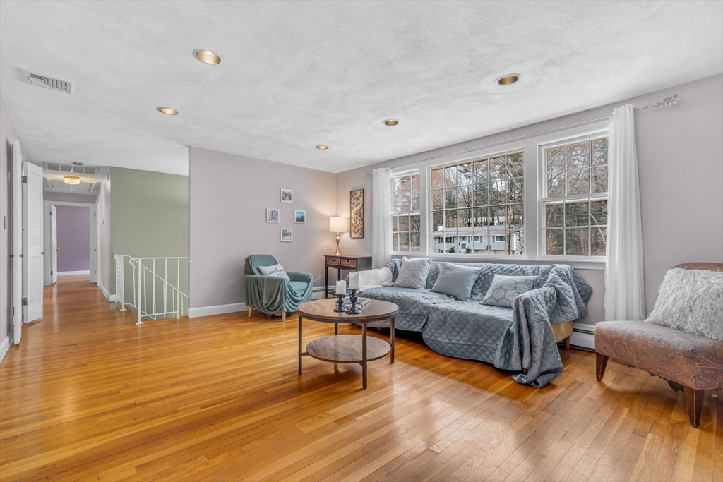 Medfield, Massachusetts 02052, United States, 4 Bedrooms Bedrooms, ,3 BathroomsBathrooms,Residential,Contingent,90706