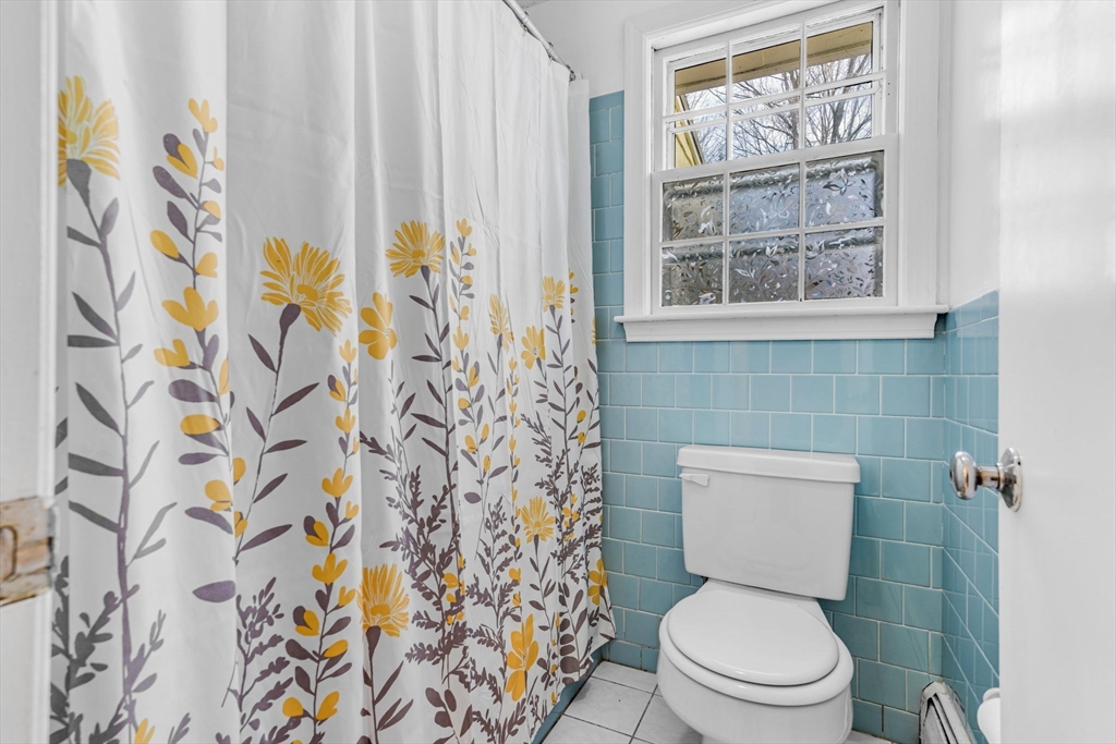 Medfield, Massachusetts 02052, United States, 4 Bedrooms Bedrooms, ,3 BathroomsBathrooms,Residential,Contingent,90706