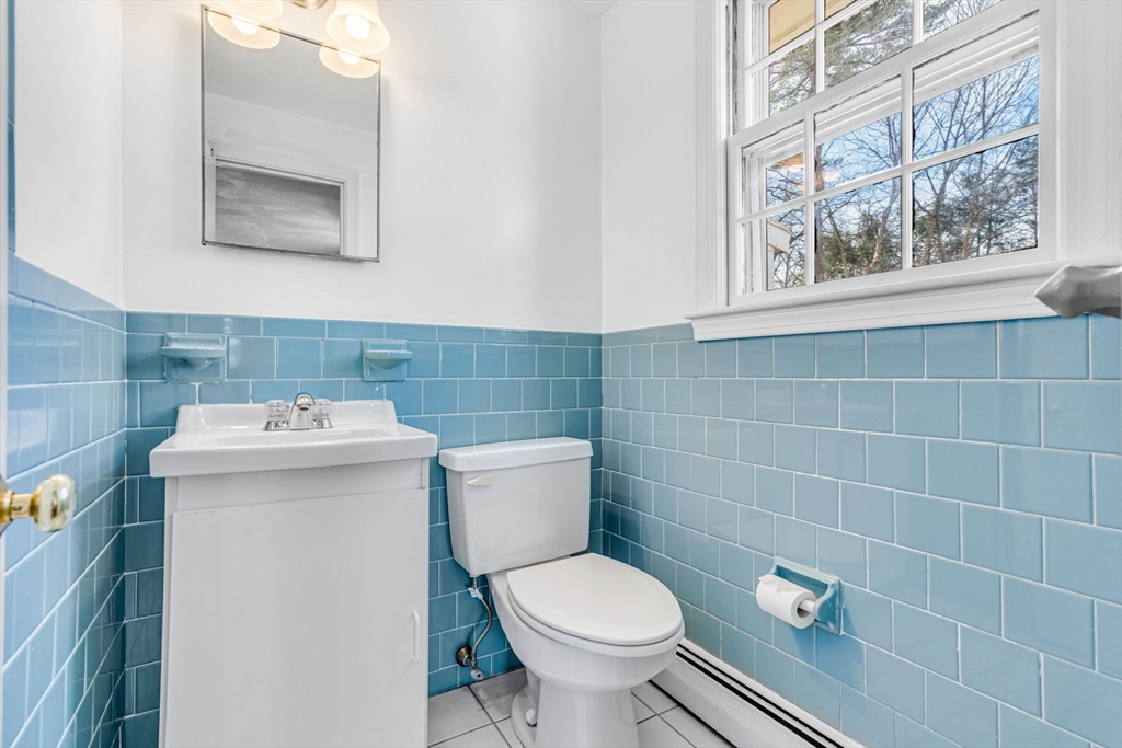 Medfield, Massachusetts 02052, United States, 4 Bedrooms Bedrooms, ,3 BathroomsBathrooms,Residential,Contingent,90706