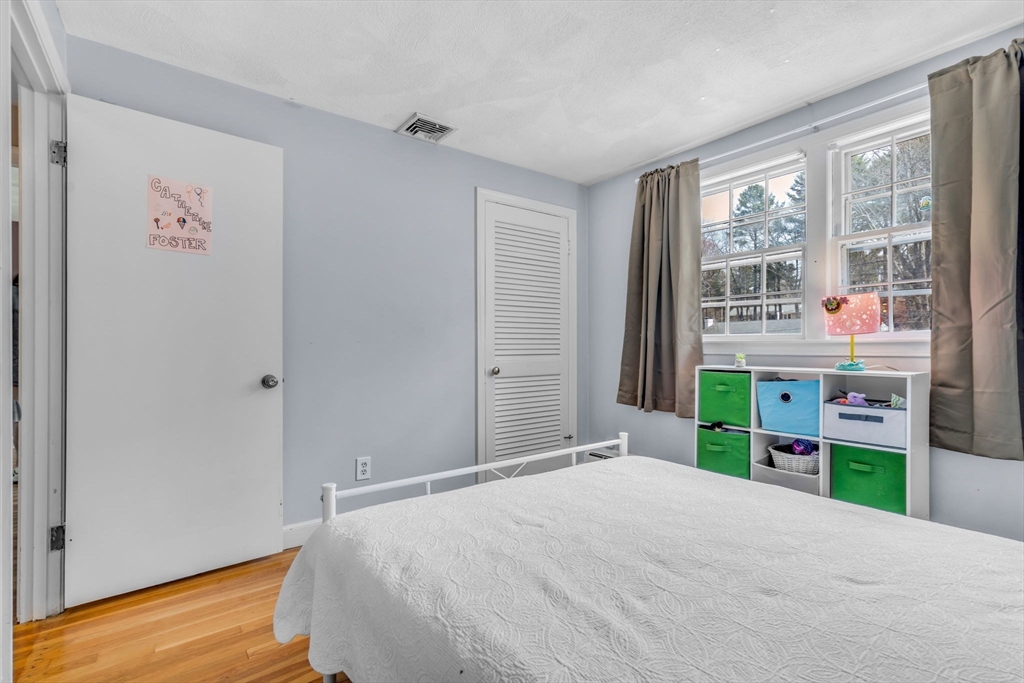 Medfield, Massachusetts 02052, United States, 4 Bedrooms Bedrooms, ,3 BathroomsBathrooms,Residential,Contingent,90706