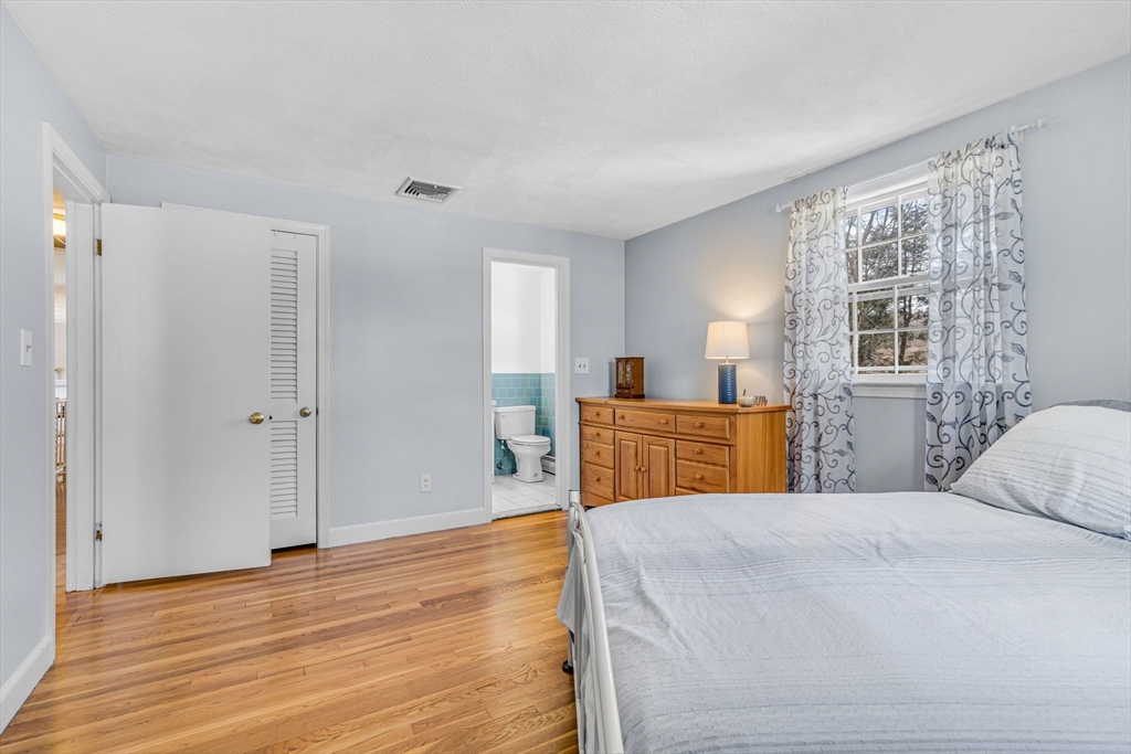 Medfield, Massachusetts 02052, United States, 4 Bedrooms Bedrooms, ,3 BathroomsBathrooms,Residential,Contingent,90706