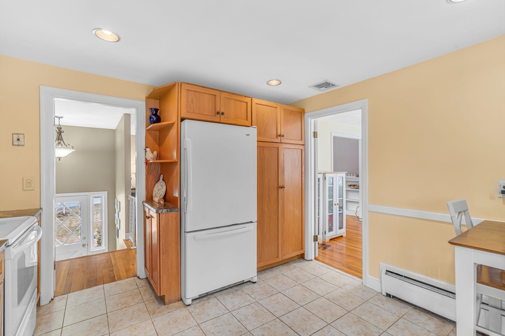 Medfield, Massachusetts 02052, United States, 4 Bedrooms Bedrooms, ,3 BathroomsBathrooms,Residential,Contingent,90706