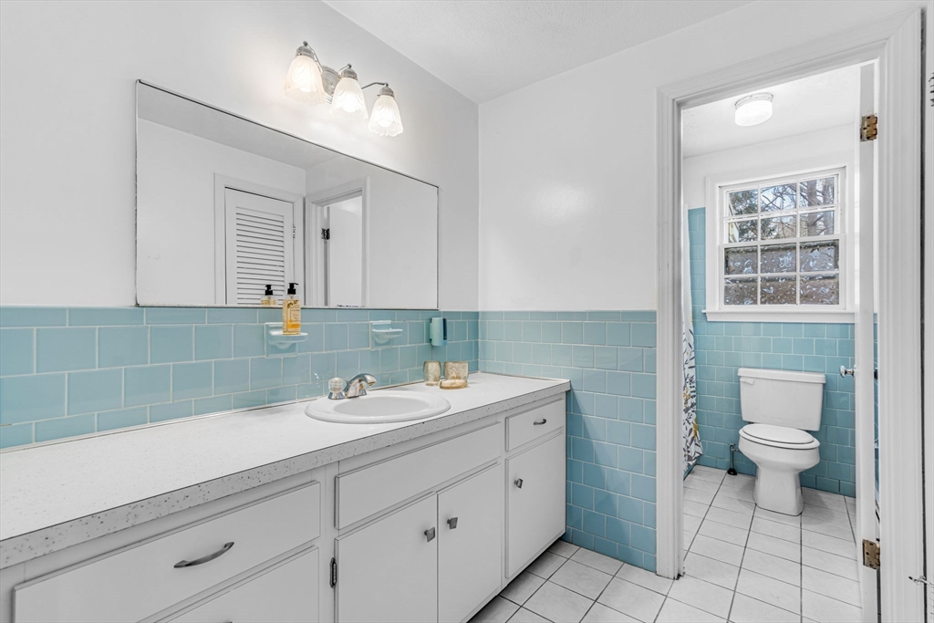 Medfield, Massachusetts 02052, United States, 4 Bedrooms Bedrooms, ,3 BathroomsBathrooms,Residential,Contingent,90706