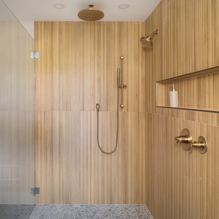 Somerville, Massachusetts 02144, United States, 4 Bedrooms Bedrooms, ,3 BathroomsBathrooms,Residential,Pending,201620