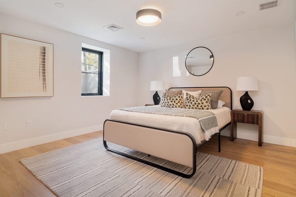 Somerville, Massachusetts 02144, United States, 4 Bedrooms Bedrooms, ,3 BathroomsBathrooms,Residential,Pending,201620