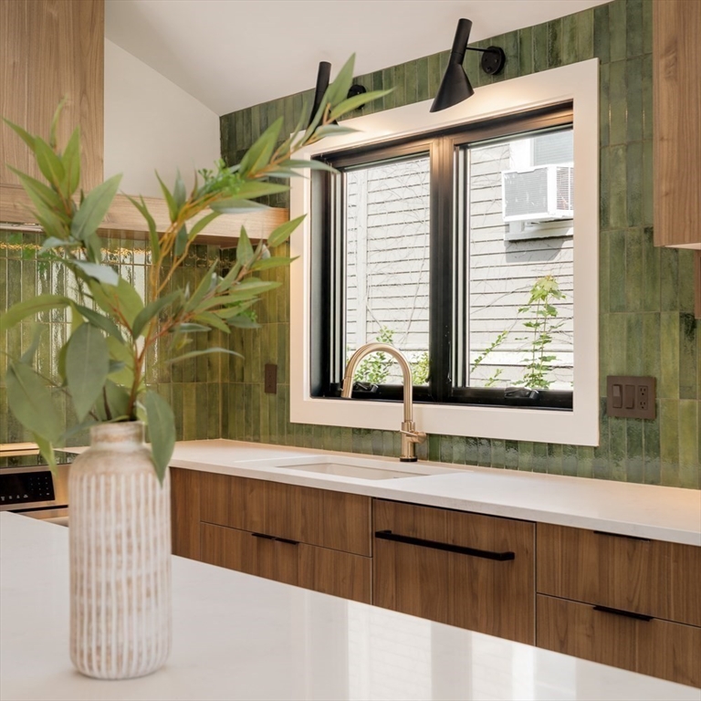 Somerville, Massachusetts 02144, United States, 4 Bedrooms Bedrooms, ,3 BathroomsBathrooms,Residential,Pending,201620