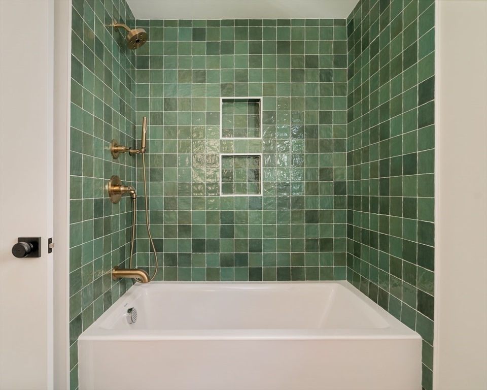 Somerville, Massachusetts 02144, United States, 4 Bedrooms Bedrooms, ,3 BathroomsBathrooms,Residential,Pending,201620