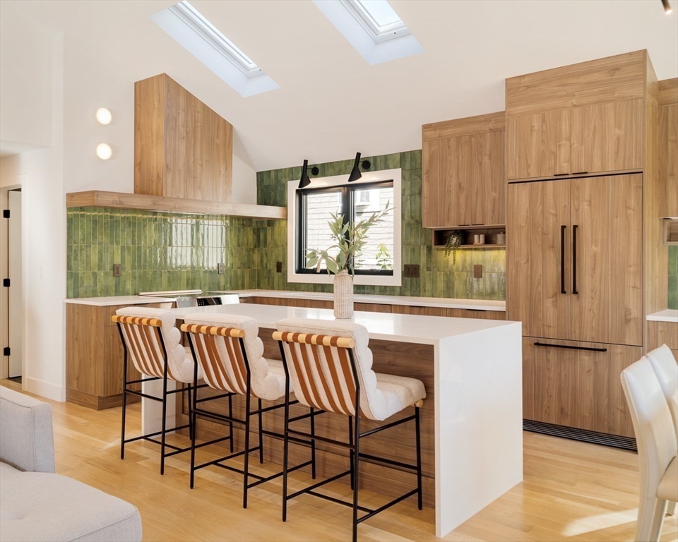 Somerville, Massachusetts 02144, United States, 4 Bedrooms Bedrooms, ,3 BathroomsBathrooms,Residential,Pending,201620