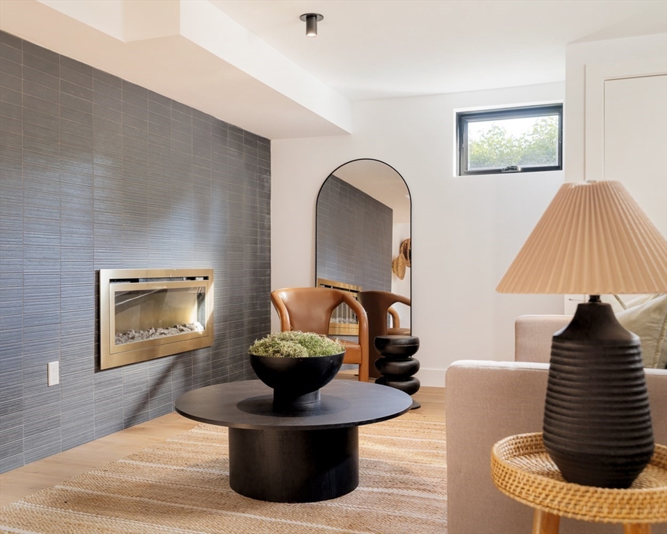 Somerville, Massachusetts 02144, United States, 4 Bedrooms Bedrooms, ,3 BathroomsBathrooms,Residential,Pending,201620