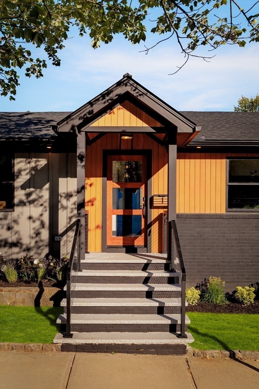 Somerville, Massachusetts 02144, United States, 4 Bedrooms Bedrooms, ,3 BathroomsBathrooms,Residential,Pending,201620