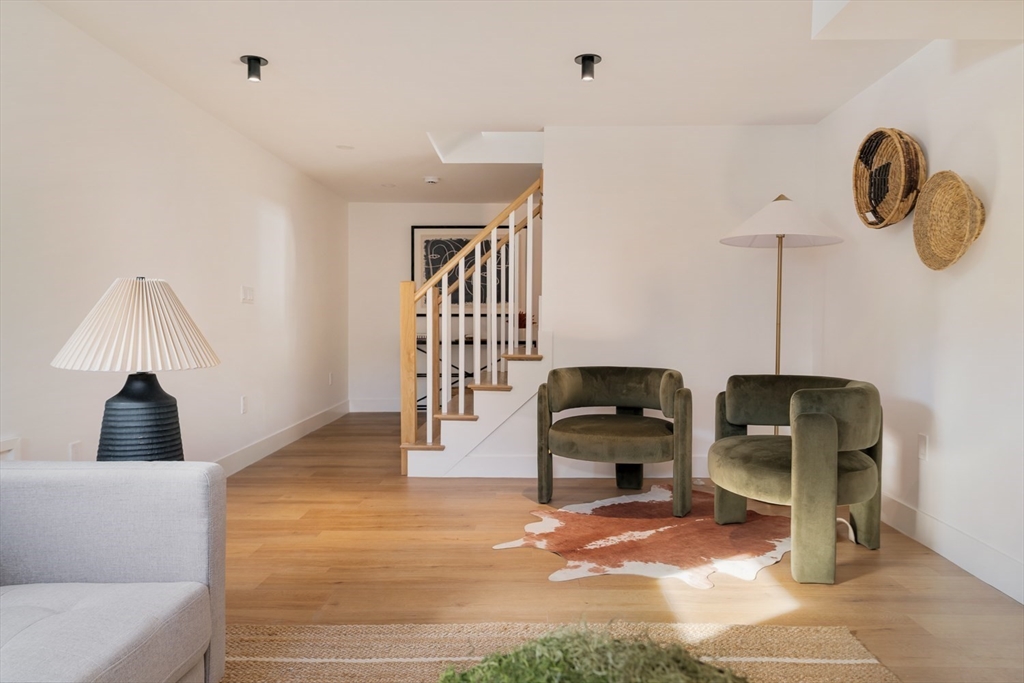 Somerville, Massachusetts 02144, United States, 4 Bedrooms Bedrooms, ,3 BathroomsBathrooms,Residential,Pending,201620