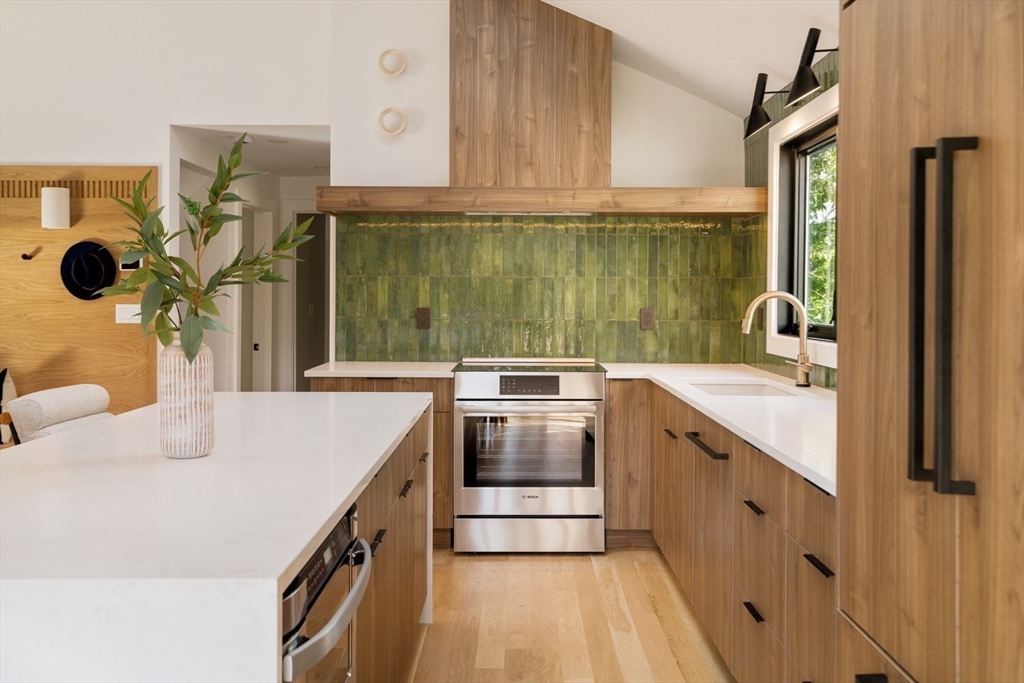 Somerville, Massachusetts 02144, United States, 4 Bedrooms Bedrooms, ,3 BathroomsBathrooms,Residential,Pending,201620