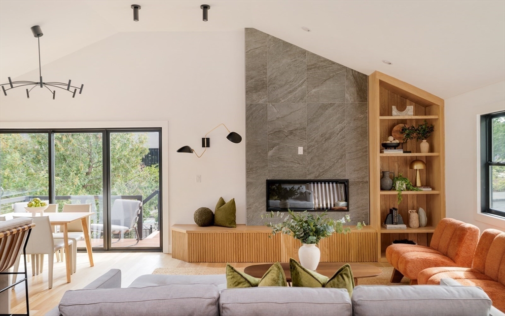 Somerville, Massachusetts 02144, United States, 4 Bedrooms Bedrooms, ,3 BathroomsBathrooms,Residential,Pending,201620