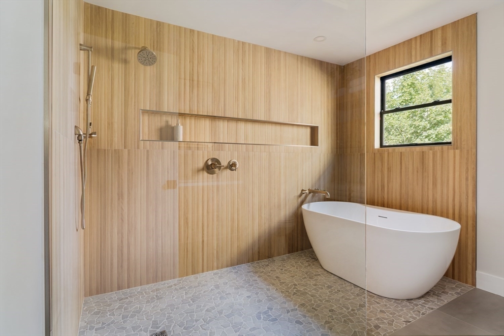 Somerville, Massachusetts 02144, United States, 4 Bedrooms Bedrooms, ,3 BathroomsBathrooms,Residential,Pending,201620