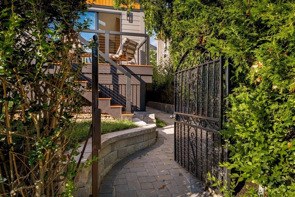 Somerville, Massachusetts 02144, United States, 4 Bedrooms Bedrooms, ,3 BathroomsBathrooms,Residential,Pending,201620