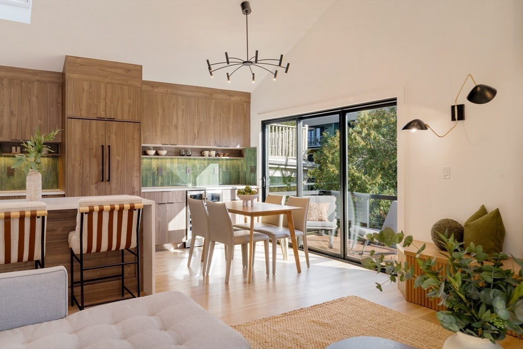 Somerville, Massachusetts 02144, United States, 4 Bedrooms Bedrooms, ,3 BathroomsBathrooms,Residential,Pending,201620