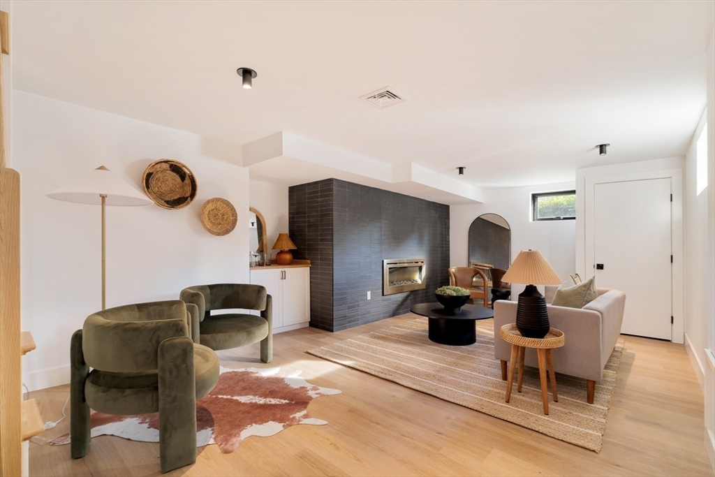 Somerville, Massachusetts 02144, United States, 4 Bedrooms Bedrooms, ,3 BathroomsBathrooms,Residential,Pending,201620