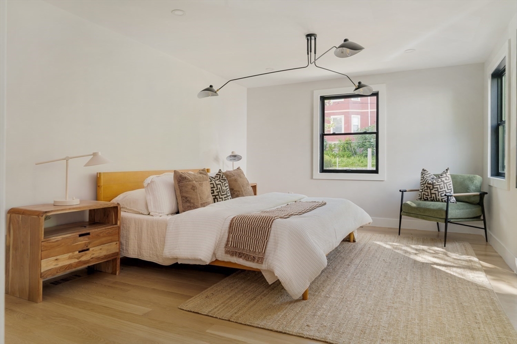 Somerville, Massachusetts 02144, United States, 4 Bedrooms Bedrooms, ,3 BathroomsBathrooms,Residential,Pending,201620