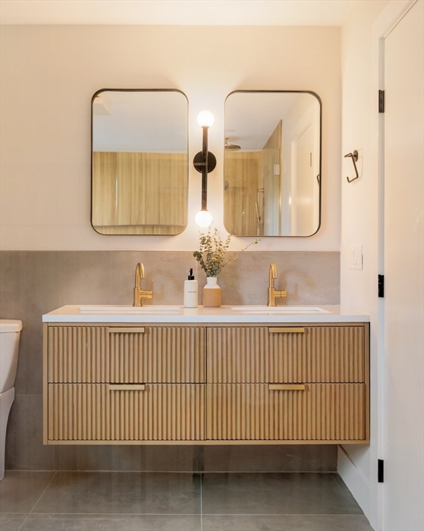 Somerville, Massachusetts 02144, United States, 4 Bedrooms Bedrooms, ,3 BathroomsBathrooms,Residential,Pending,201620