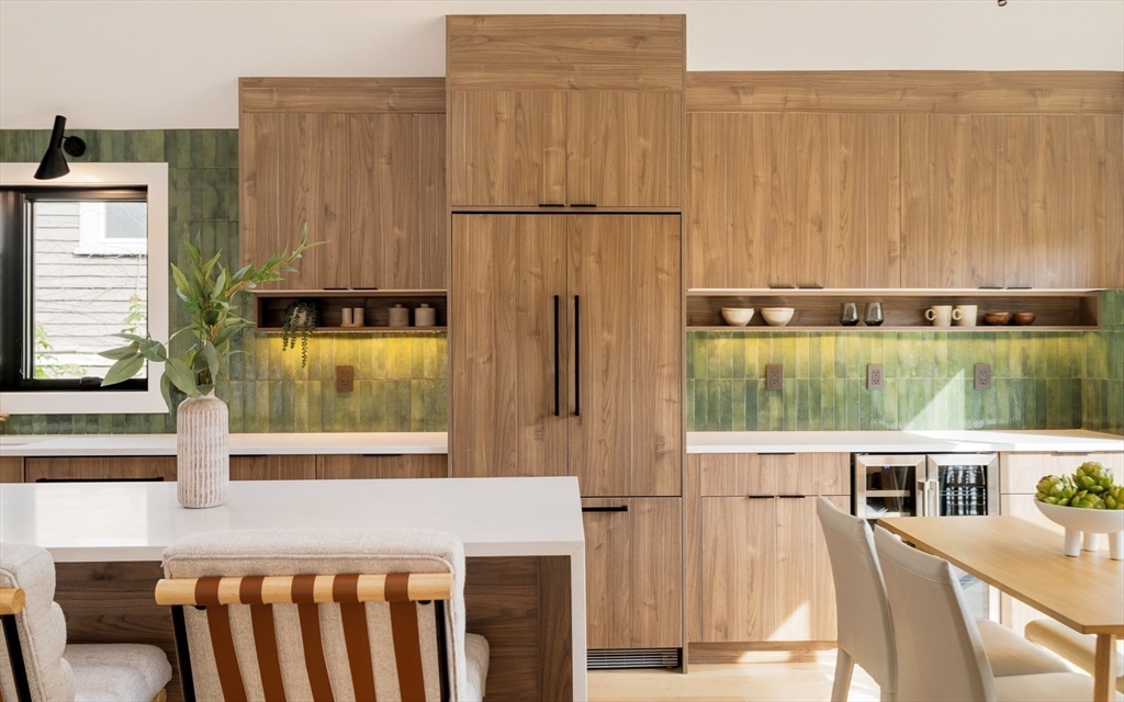 Somerville, Massachusetts 02144, United States, 4 Bedrooms Bedrooms, ,3 BathroomsBathrooms,Residential,Pending,201620