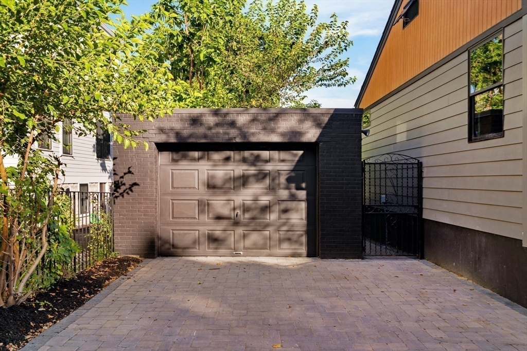 Somerville, Massachusetts 02144, United States, 4 Bedrooms Bedrooms, ,3 BathroomsBathrooms,Residential,Pending,201620