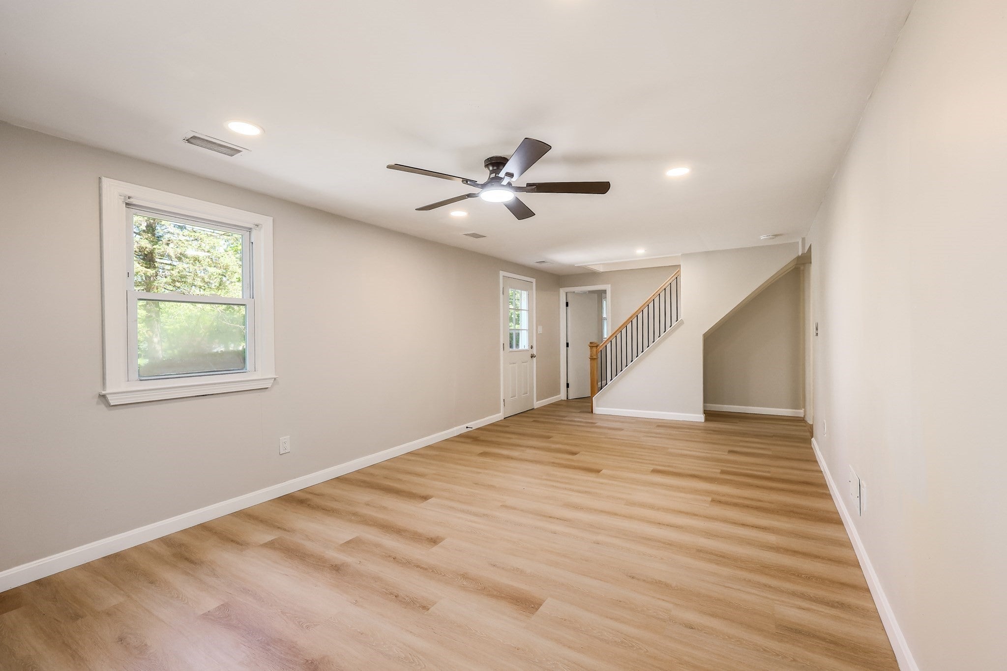 181 E Main St