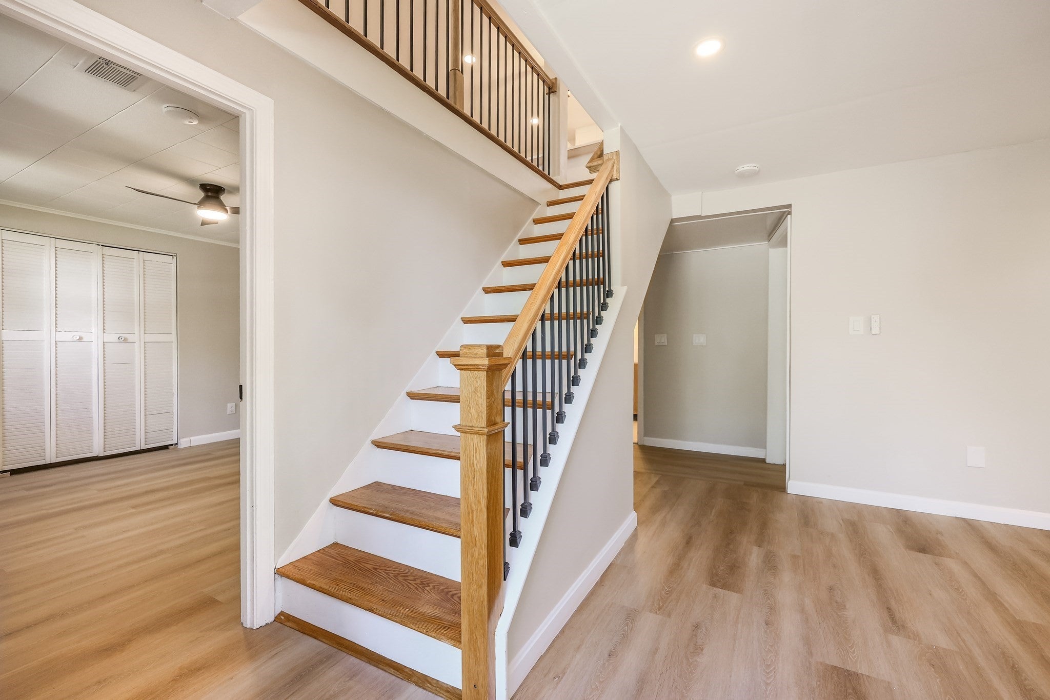 181 E Main St