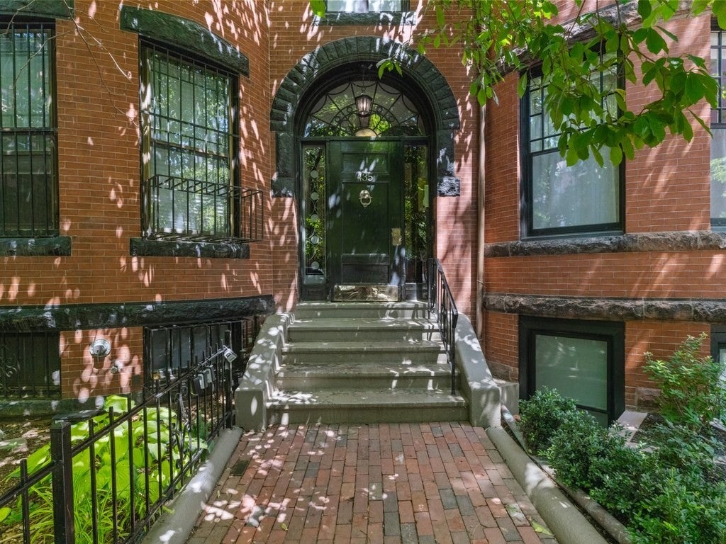 Click for 435 Marlborough St #6, Boston, MA slideshow Click for 435 Marlborough St #6, Boston, MA slideshow