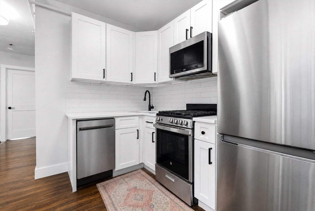 Click for 168 Endicott St #1, Boston, MA slideshow