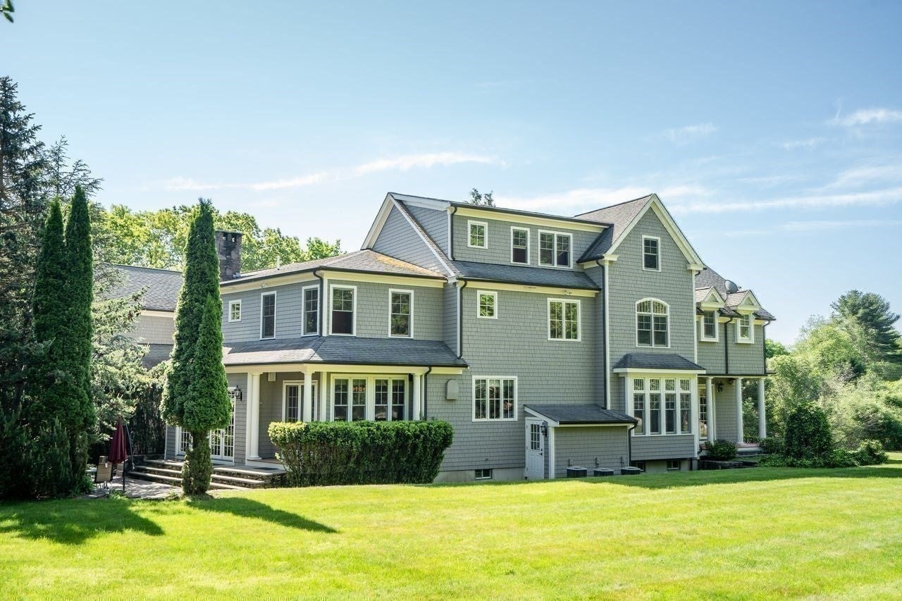 2 Stonegate Ln