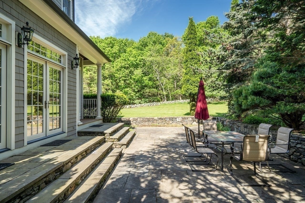 2 Stonegate Ln
