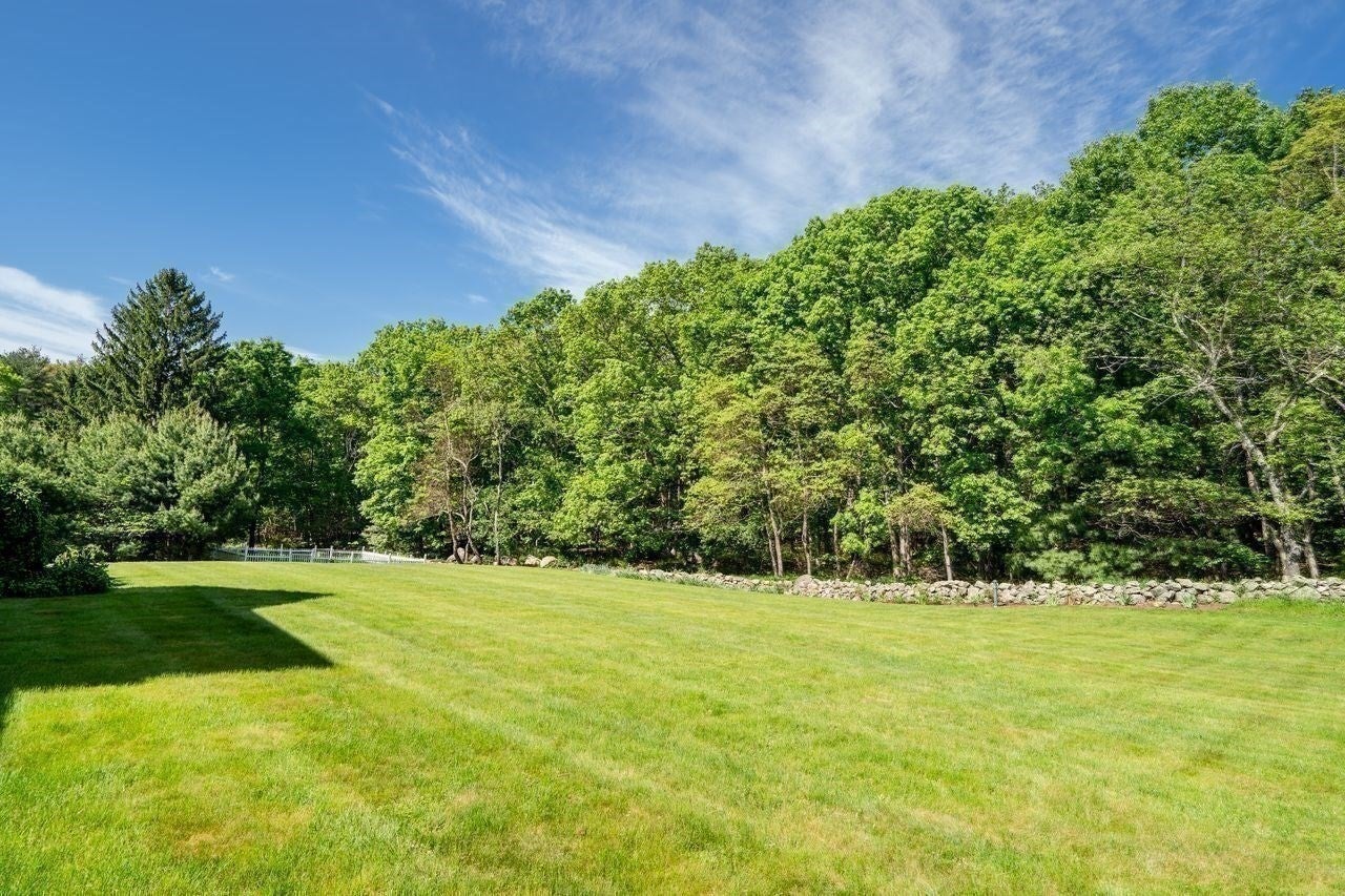 2 Stonegate Ln