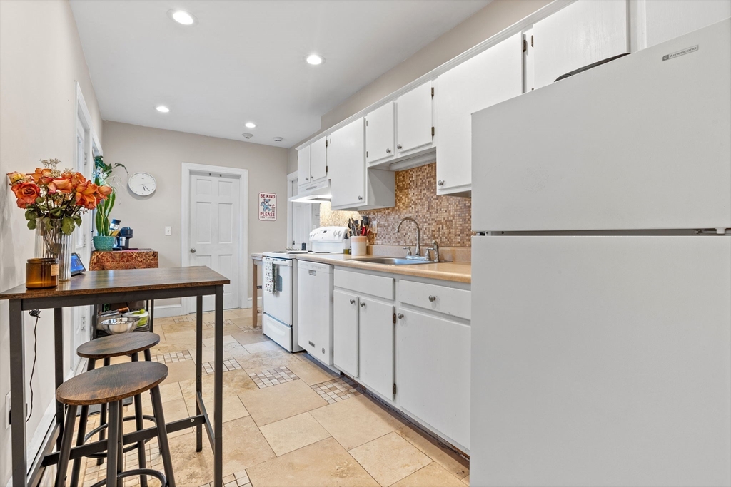 218-220 E Cottage St 3