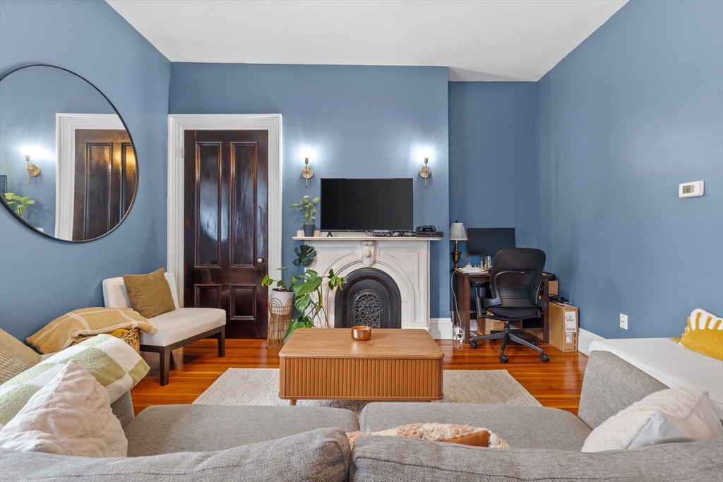 218-220 E Cottage St 3