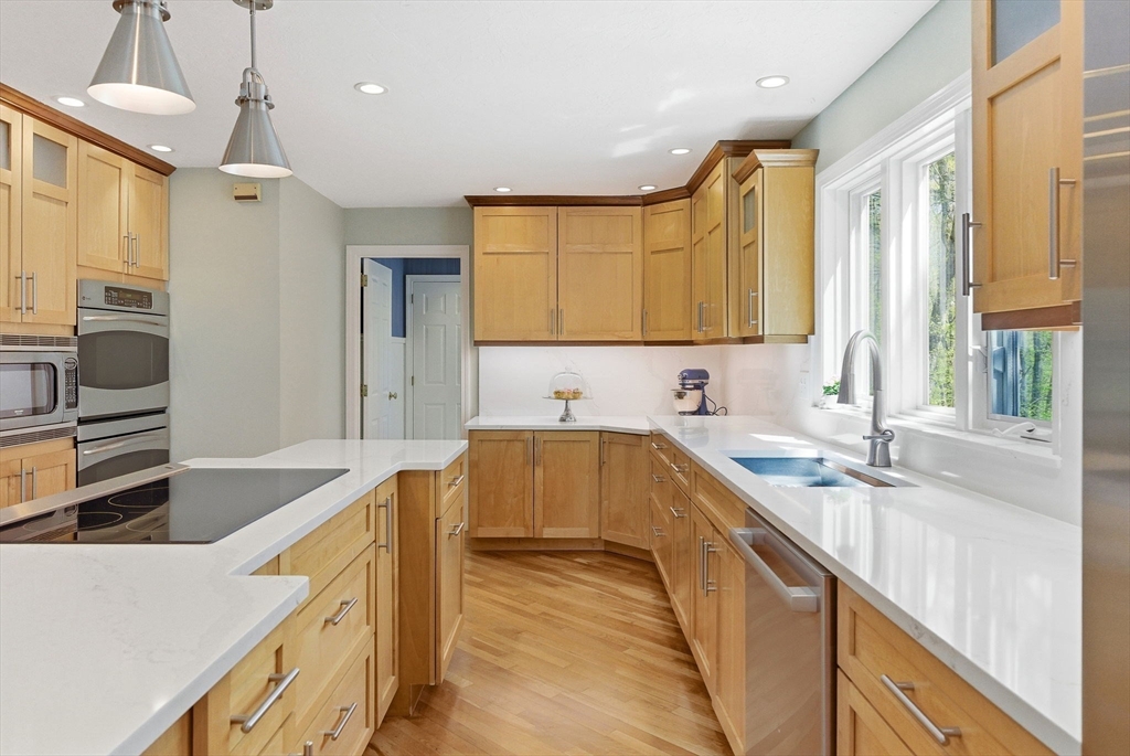 8 Valleywood Rd, Hopkinton, MA Photo #4