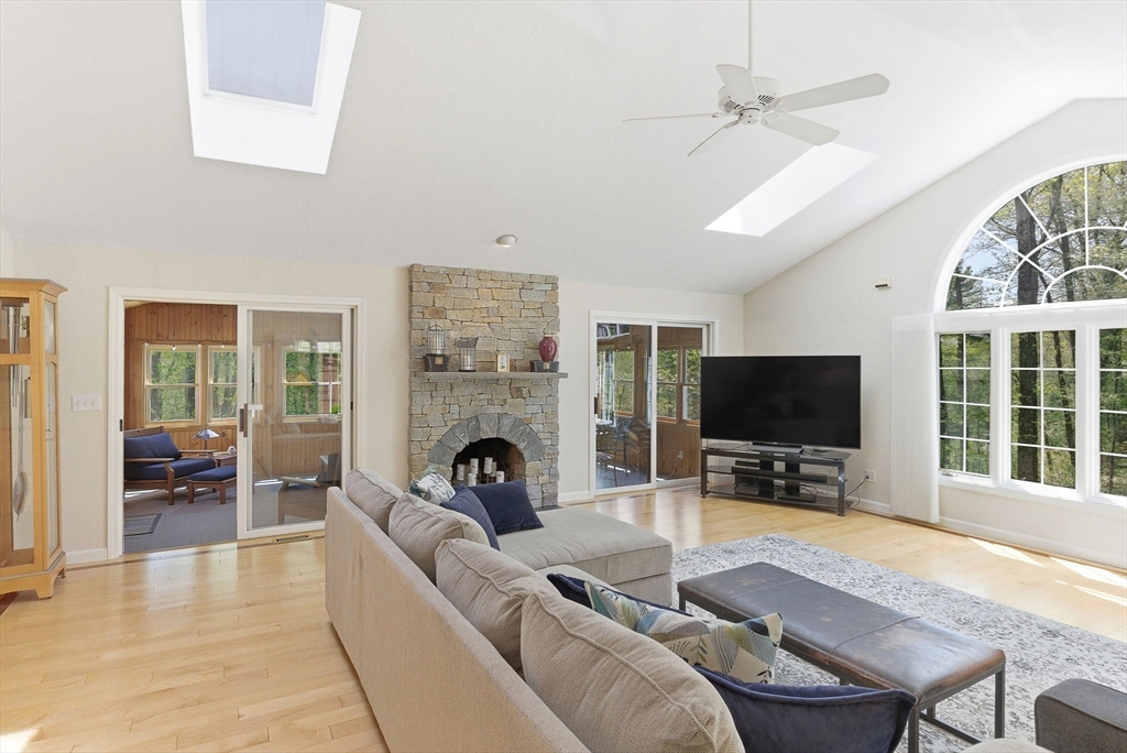 8 Valleywood Rd, Hopkinton, MA Photo #14