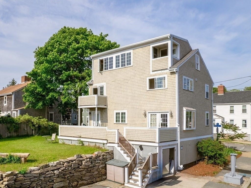 16 Middle St