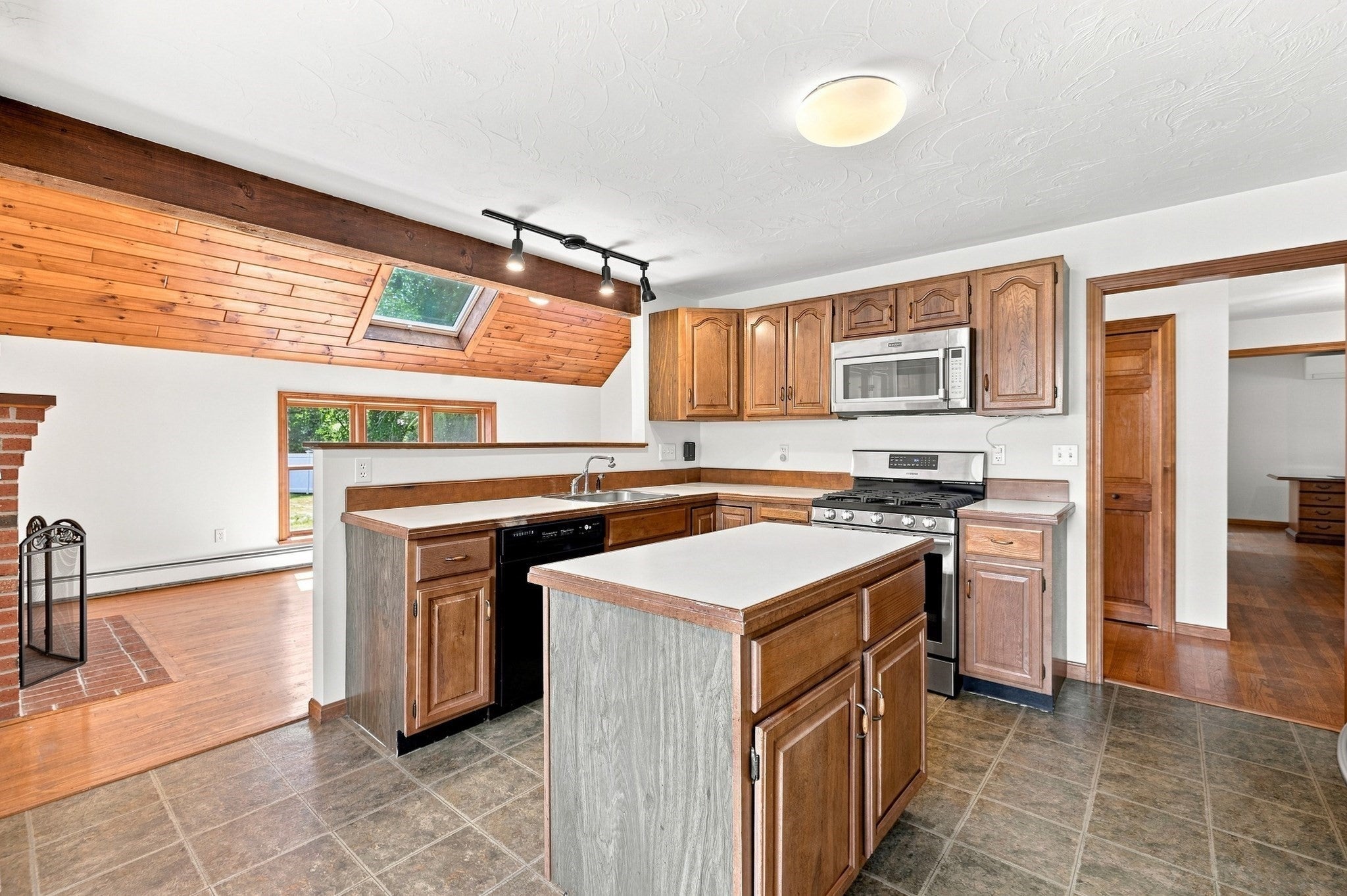 69 White Pond Rd, Hudson, MA Photo #8