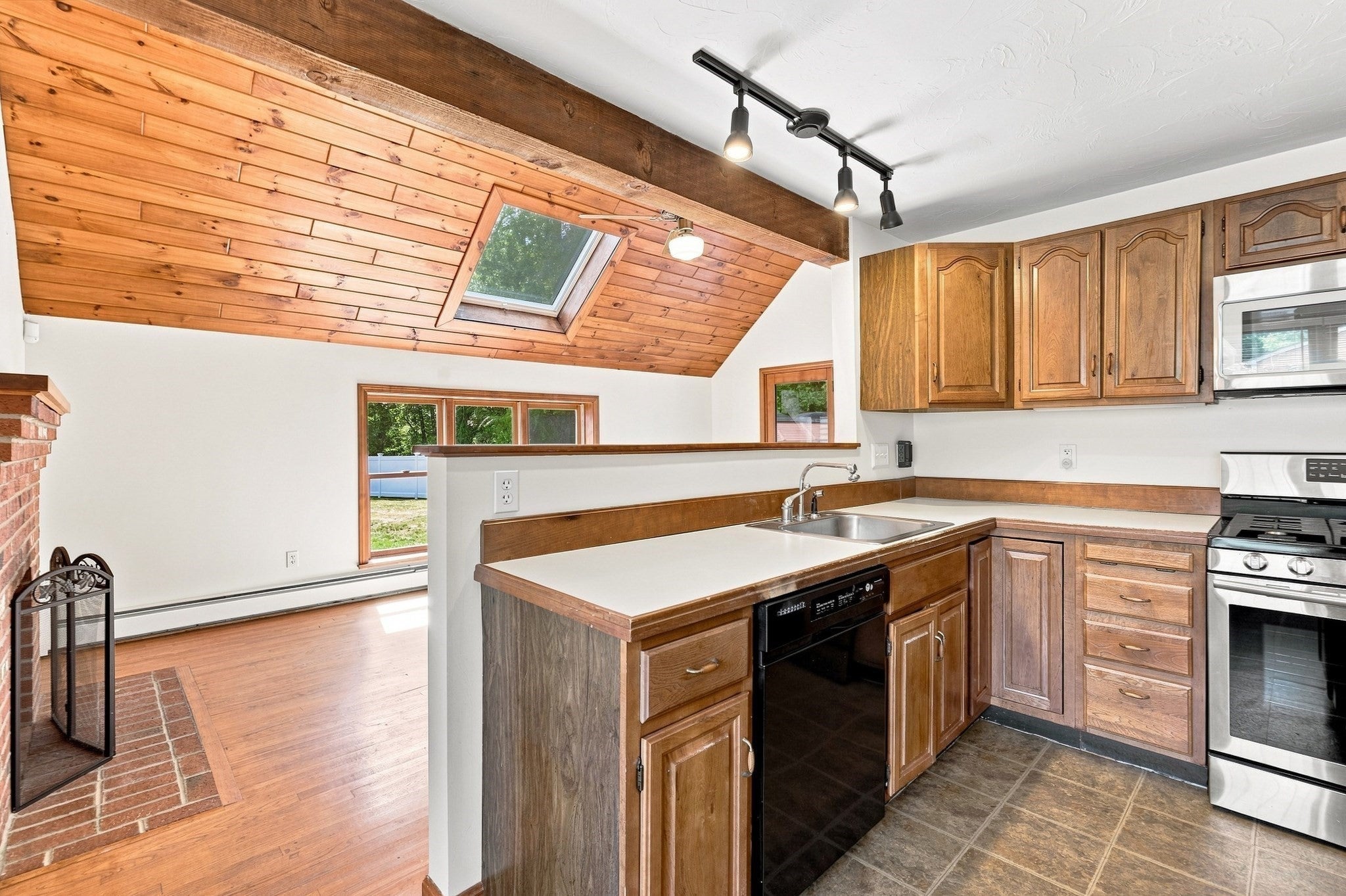 69 White Pond Rd, Hudson, MA Photo #10