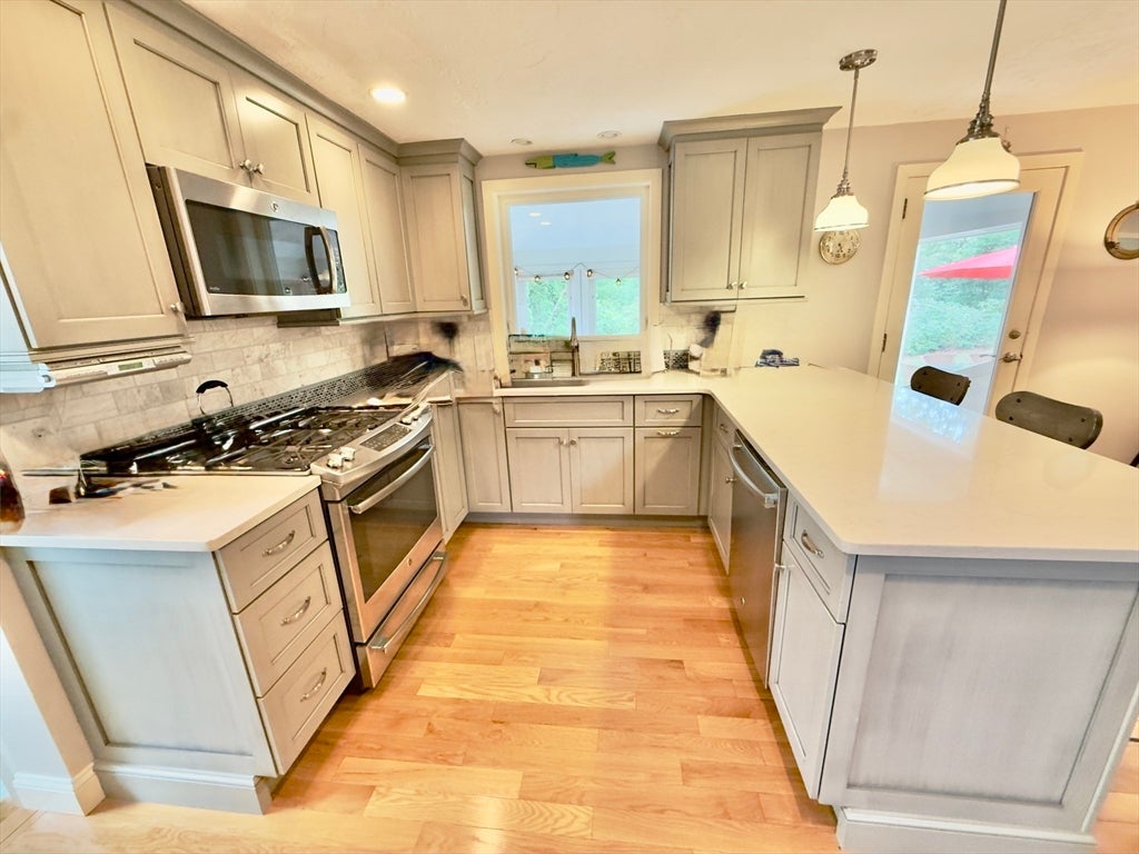 2 Bay Cliff Cir, Plymouth, MA Photo #7