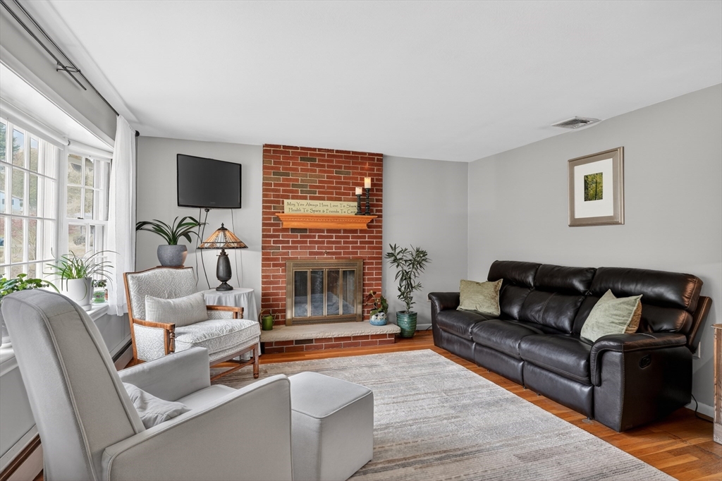 14 Mohawk Dr
