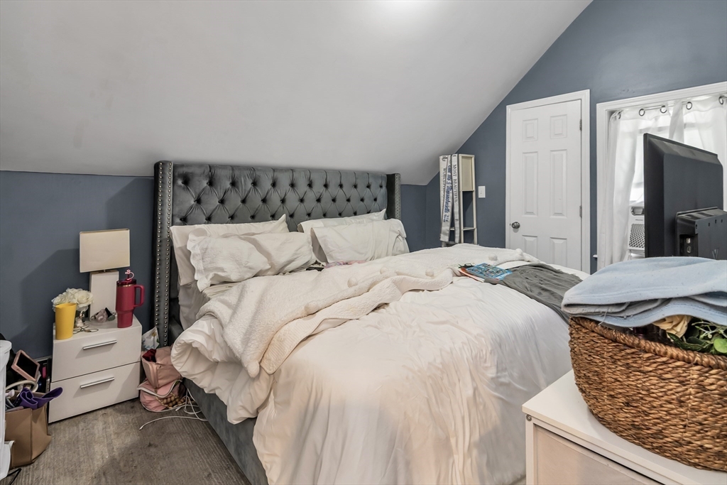 Worcester, Massachusetts 01610, United States, 9 Bedrooms Bedrooms, ,3 BathroomsBathrooms,Residential,Pending,153506