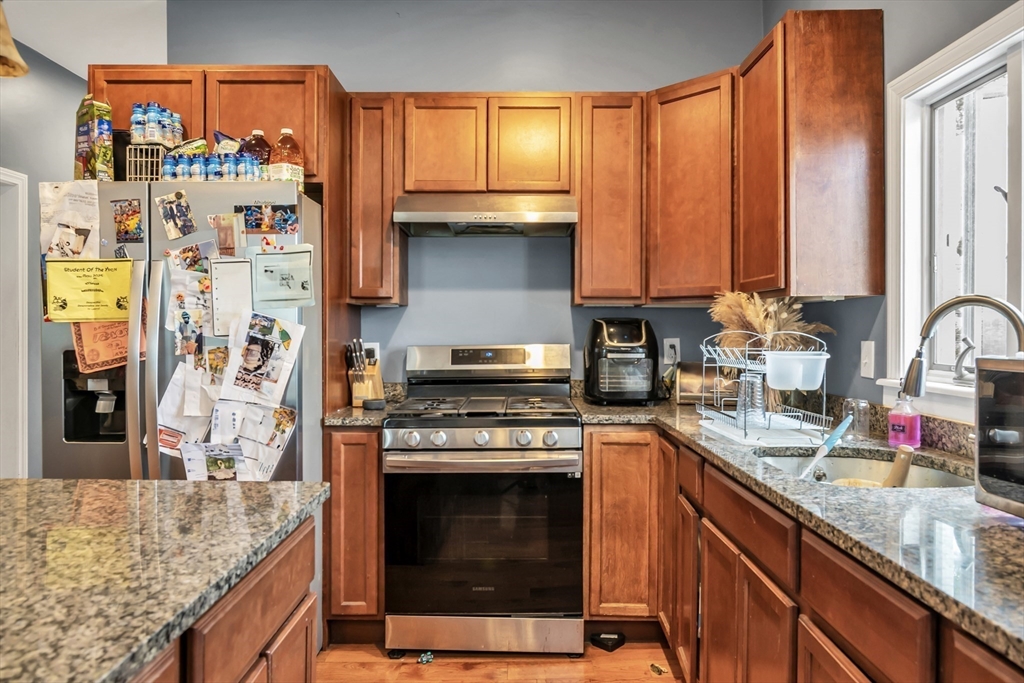 Worcester, Massachusetts 01610, United States, 9 Bedrooms Bedrooms, ,3 BathroomsBathrooms,Residential,Pending,153506