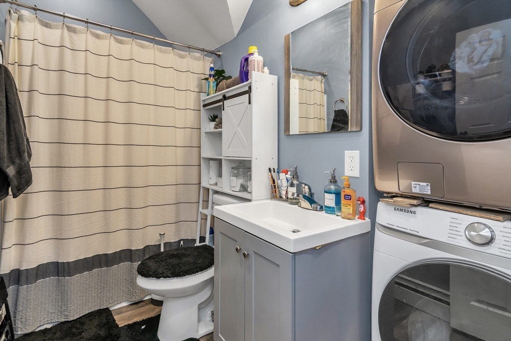 Worcester, Massachusetts 01610, United States, 9 Bedrooms Bedrooms, ,3 BathroomsBathrooms,Residential,Pending,153506