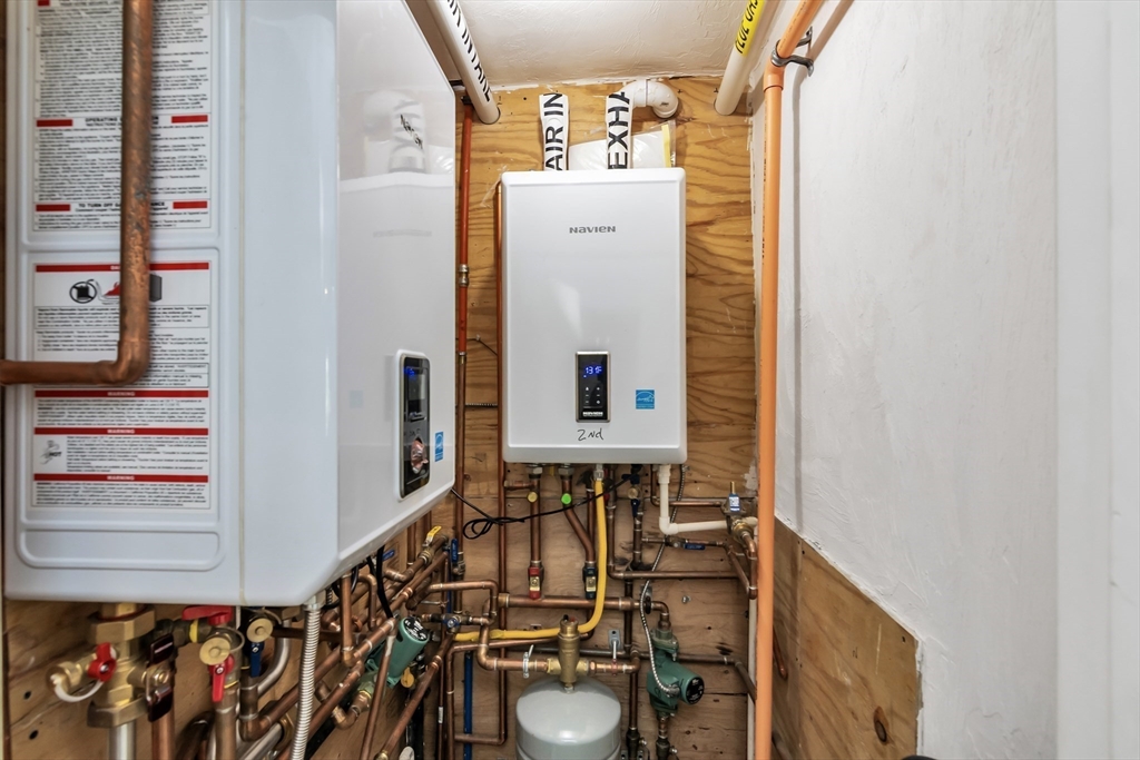 Worcester, Massachusetts 01610, United States, 9 Bedrooms Bedrooms, ,3 BathroomsBathrooms,Residential,Pending,153506