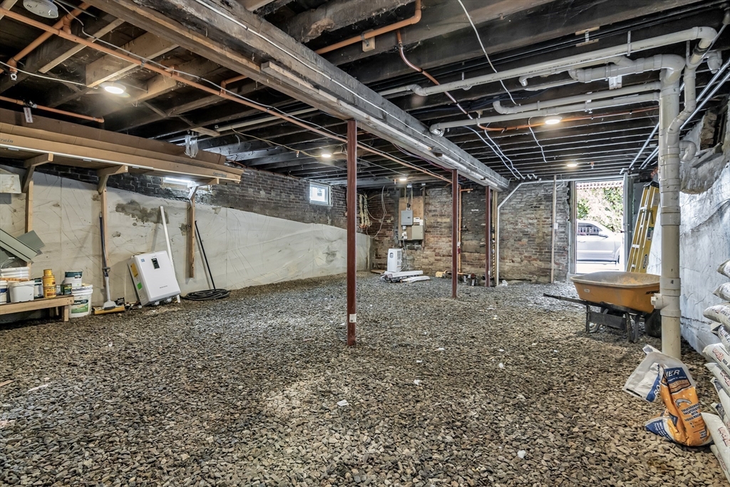 Worcester, Massachusetts 01610, United States, 9 Bedrooms Bedrooms, ,3 BathroomsBathrooms,Residential,Pending,153506