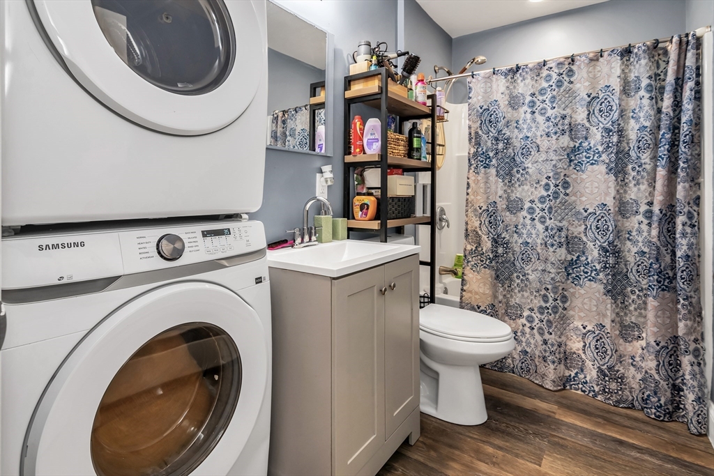 Worcester, Massachusetts 01610, United States, 9 Bedrooms Bedrooms, ,3 BathroomsBathrooms,Residential,Pending,153506