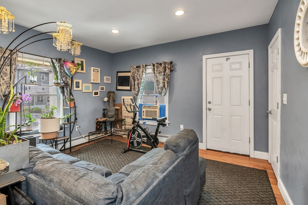 Worcester, Massachusetts 01610, United States, 9 Bedrooms Bedrooms, ,3 BathroomsBathrooms,Residential,Pending,153506