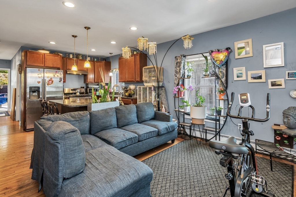 Worcester, Massachusetts 01610, United States, 9 Bedrooms Bedrooms, ,3 BathroomsBathrooms,Residential,Pending,153506